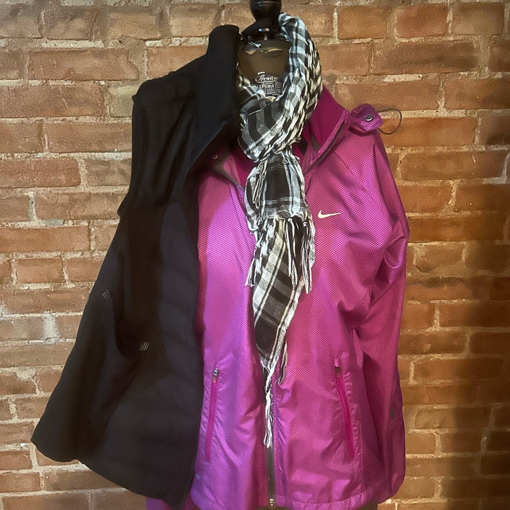 Super Cute, Nike Magenta Wind Breaker Form Fitted, Excellent Shape, 2 way Zipper